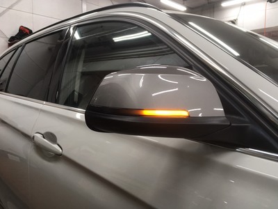 Dynamic Turn Signal Indicator for BMW